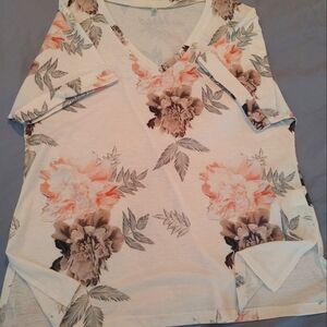 Floral V-neck Tshirt